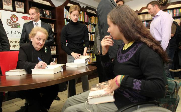 Paní Madeleine Albright při podpisu knihy